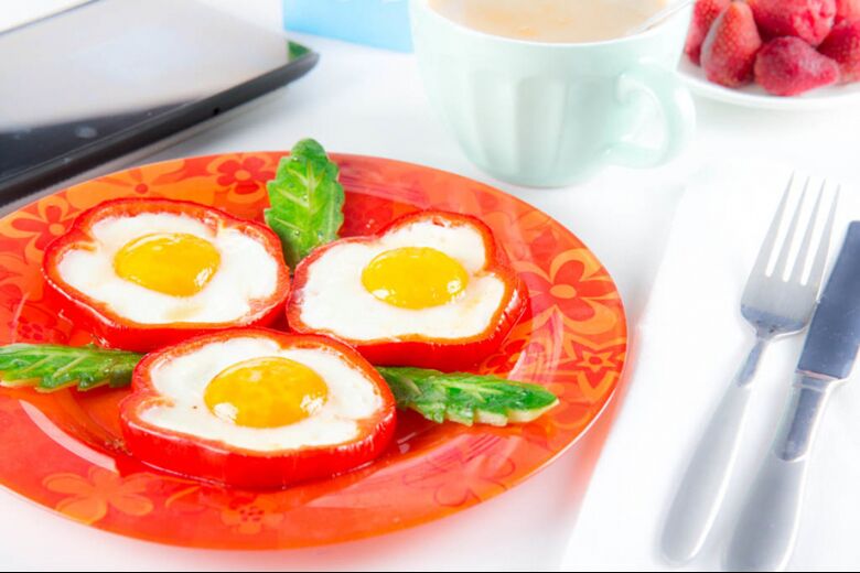 Пържени яйца в чушка - обилно ястие в диетичното меню на яйцата
