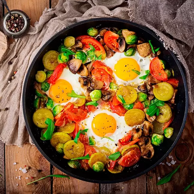 бъркани яйца със зеленчуци на диета без въглехидрати